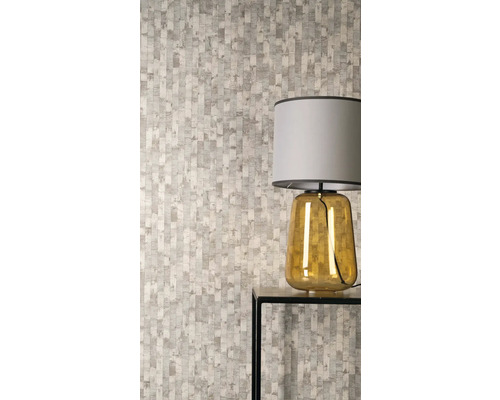 Papier peint intissé avec motif vertical de rectangles irréguliers dans une pièce moderne avec une lampe de table sur une table d'appoint.