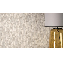 Papier peint intissé à motif de rayures verticales texturées et accents métalliques avec lampe de table.