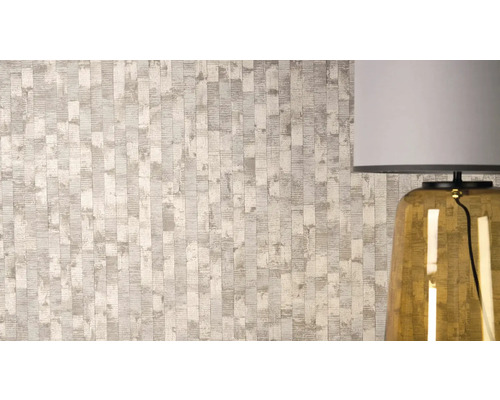 Papier peint intissé à motif de rayures verticales texturées et accents métalliques avec lampe de table.