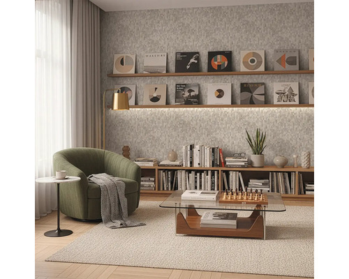 Pièce meublée de façon moderne avec fauteuil vert, table basse en verre et étagères en bois sur papier peint gris texturé.