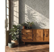 Wohnzimmer mit gemusterter Tapete, Holzkommode und Zimmerpflanzen.