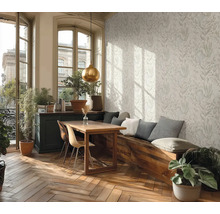 Esszimmer mit Holztisch, Sitzbank mit Kissen und floraler Tapete