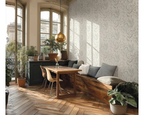 Esszimmer mit Holztisch, Sitzbank mit Kissen und floraler Tapete