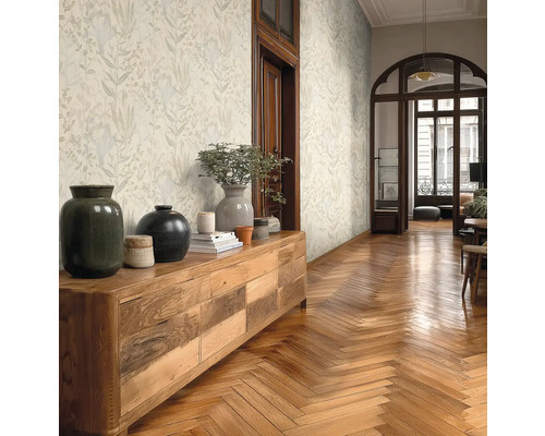 Helles Wohnzimmer mit gemusterter Tapete, Holzboden und Kommode