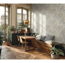 Heller Raum mit floraler Tapete, Holztisch, Sitzbank und Pflanzen