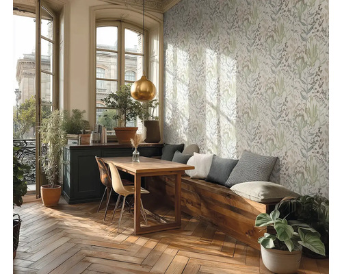 Heller Raum mit floraler Tapete, Holztisch, Sitzbank und Pflanzen