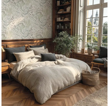 Gemütliches Schlafzimmer mit Doppelbett, Bettwäsche, Kissen und Pflanzen