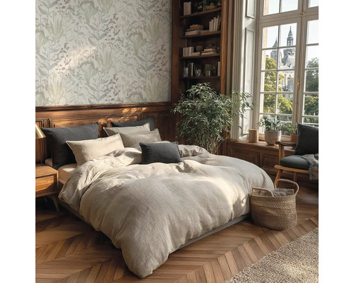 Gemütliches Schlafzimmer mit Doppelbett, Bettwäsche, Kissen und Pflanzen