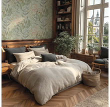 Schlafzimmer mit Bett, Bücherregal und Blumentapete