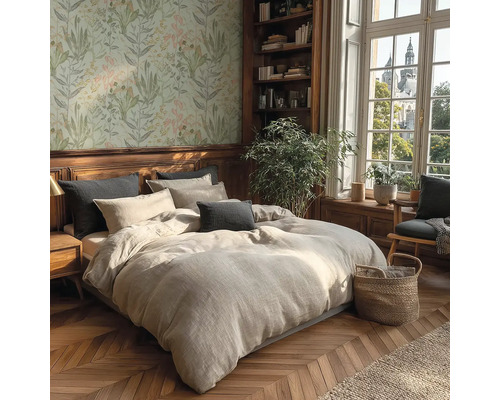 Schlafzimmer mit Bett, Bücherregal und Blumentapete