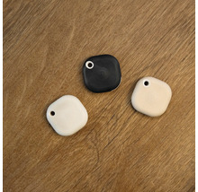 Trois petits localisateurs de clés carrés en noir et blanc avec des coins arrondis et un œillet pour porte-clés.