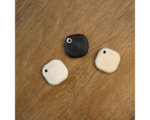 Trois petits localisateurs de clés carrés en noir et blanc avec des coins arrondis et un œillet pour porte-clés.