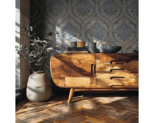 Wohnraum mit Ornament-Tapete, Sideboard aus Massivholz, Vase mit Pflanze und Fischgrätparkett.