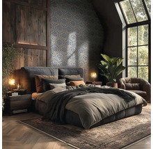 Gemütliches Schlafzimmer mit großem dunklem Bett, ornamentaler Mustertapete, Wandpaneelen aus dunklem Holz und warmem Licht von Nachttischlampen.