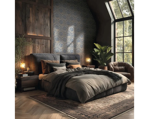 Gemütliches Schlafzimmer mit großem dunklem Bett, ornamentaler Mustertapete, Wandpaneelen aus dunklem Holz und warmem Licht von Nachttischlampen.