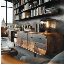 Wohnzimmer mit Sideboard aus Holz, Tischleuchte aus Glas mit Glühfaden, Wandregal mit Büchern und gemusterter Tapete.