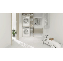 Buanderie claire avec lave-linge, sèche-linge et meubles de salle de bains.