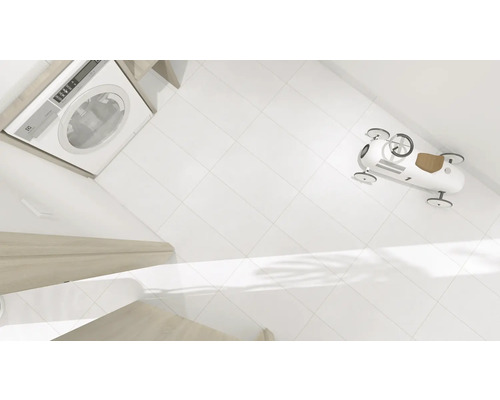 Machine à laver, carrelage blanc et voiture jouet dans la salle de bain