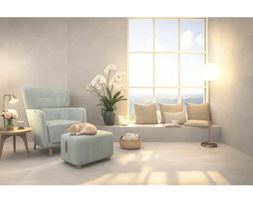 Salon lumineux avec fauteuil, repose-pied et grande fenêtre