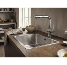 Évier avec robinet dans une cuisine claire