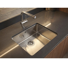 Évier en acier inoxydable avec robinet sur un plan de travail de cuisine