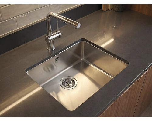 Évier en acier inoxydable avec robinet sur un plan de travail de cuisine