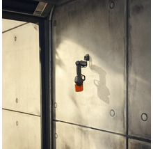 Taille-haie sans fil sur un support mural