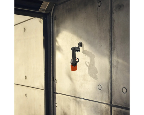 Taille-haie sans fil sur un support mural