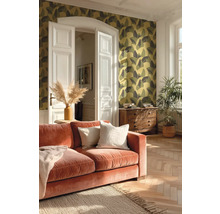Wohnzimmer mit gemusterter Tapete, Sofa und Holzboden