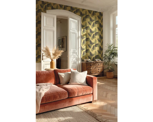 Wohnzimmer mit gemusterter Tapete, Sofa und Holzboden
