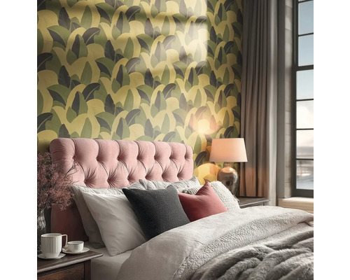 Schlafzimmer mit Bett, Nachttischlampe und gemusterter Tapete