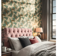 Schlafzimmer mit gemusterter Tapete mit Blattmotiven, gepolstertem Kopfteil und strukturierter Bettwäsche.