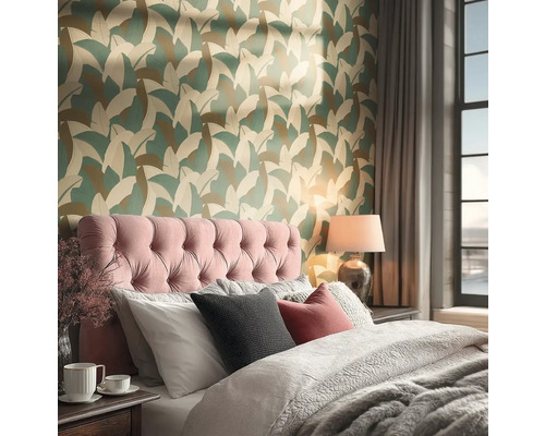 Schlafzimmer mit gemusterter Tapete mit Blattmotiven, gepolstertem Kopfteil und strukturierter Bettwäsche.