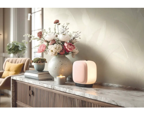 Moderne Tischleuchte auf einem Sideboard mit Marmorplatte neben einer Blumenvase und einer Kerze in einem hellen, organisierten Wohnzimmer.