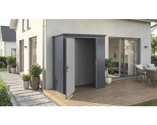 Gartenschrank aus Metall mit geöffneten Türen auf einer Terrasse.