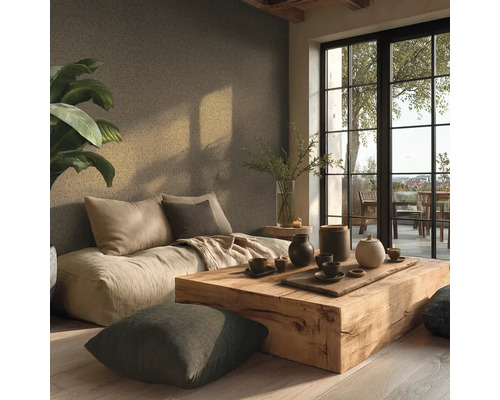 Pièce lumineuse et minimaliste avec canapé au sol, table en bois rustique et céramiques. Grande baie vitrée et plante, ambiance organisée.