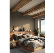 Chambre à coucher rustique avec papier peint texturé, poutres en bois au plafond et lit en bois massif avec tête de lit servant d'étagère.