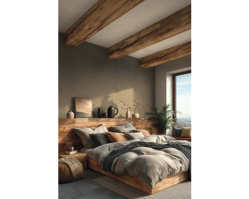 Chambre à coucher rustique avec papier peint texturé, poutres en bois au plafond et lit en bois massif avec tête de lit servant d'étagère.