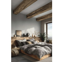 Modernes Schlafzimmer mit rustikalen Deckenbalken aus Holz, Bett aus Echtholz, hellgrauer Strukturtapete und Dekoration auf einer Holzablage.
