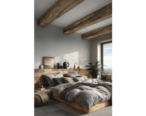 Modernes Schlafzimmer mit rustikalen Deckenbalken aus Holz, Bett aus Echtholz, hellgrauer Strukturtapete und Dekoration auf einer Holzablage.