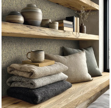 Coin lecture confortable avec coussins, couvertures et décorations sur des étagères en bois