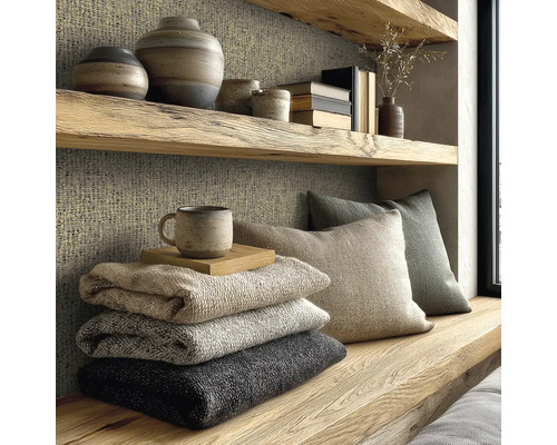 Coin lecture confortable avec coussins, couvertures et décorations sur des étagères en bois