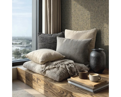 Coussins décoratifs et couverture sur un rebord de fenêtre, avec une boisson sur un plateau