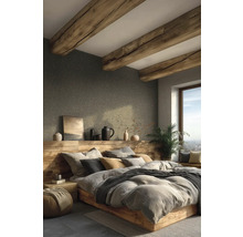 Chambre avec plafond à poutres en bois, lit avec de nombreux coussins et fenêtre donnant sur la ville