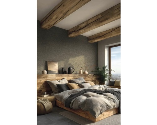 Chambre avec plafond à poutres en bois, lit avec de nombreux coussins et fenêtre donnant sur la ville