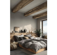 Helles, modernes Schlafzimmer mit Massivholzbett, Holzbalkendecke und strukturierter Wand. Ein hölzernes Kopfteil dient als Regal für Vasen.