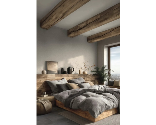 Helles, modernes Schlafzimmer mit Massivholzbett, Holzbalkendecke und strukturierter Wand. Ein hölzernes Kopfteil dient als Regal für Vasen.