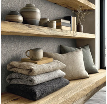 Scène décorative avec étagères, vases en céramique, livres, textiles et coussins pour l'aménagement intérieur