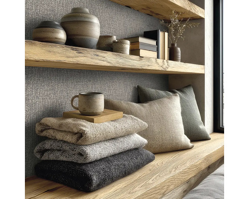 Scène décorative avec étagères, vases en céramique, livres, textiles et coussins pour l'aménagement intérieur