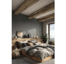 Chambre avec plafond à poutres en bois, mur gris et lit en bois